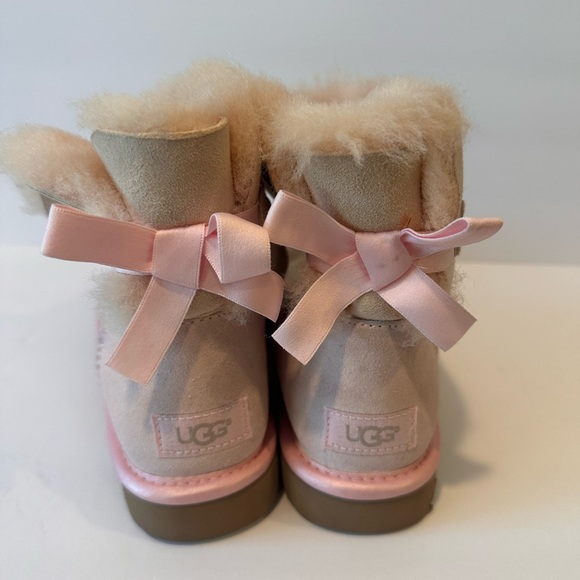Kids Uggs Mini Bailey Bow boots size 7 kids - Picture 3 of 5